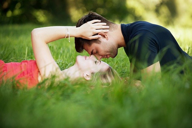couple allongé dans l'herbe